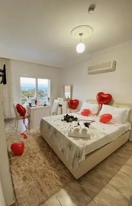 Standart Oda, Deniz ve Dağ Manzaralı, Yemek Masası