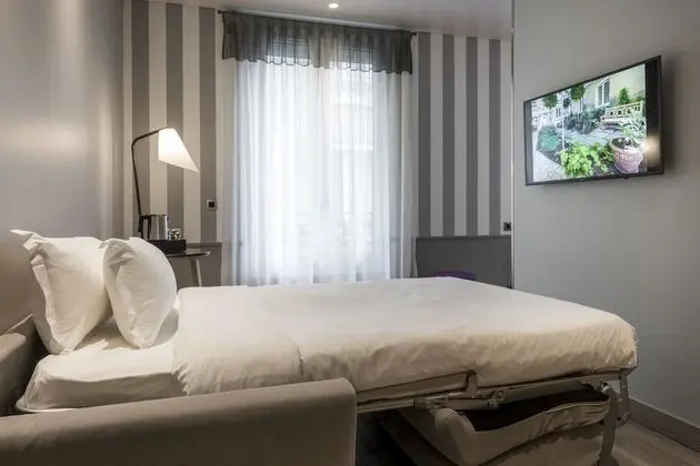 Junior Süit, 1 Büyük (Queen) Boy Yatak ve Çekyat