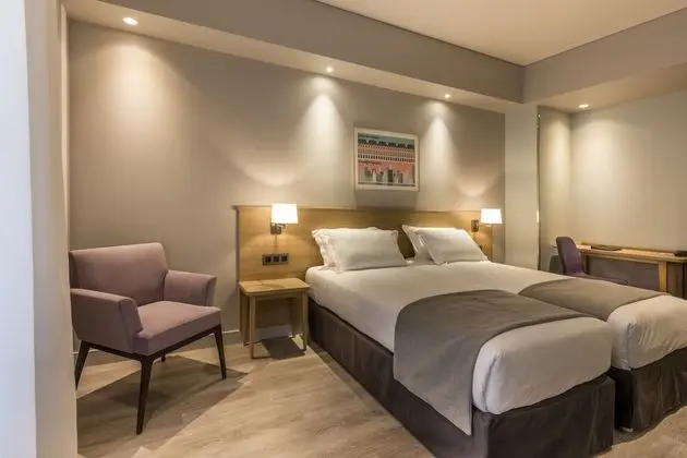 Junior Süit, 1 Büyük (Queen) Boy Yatak ve Çekyat