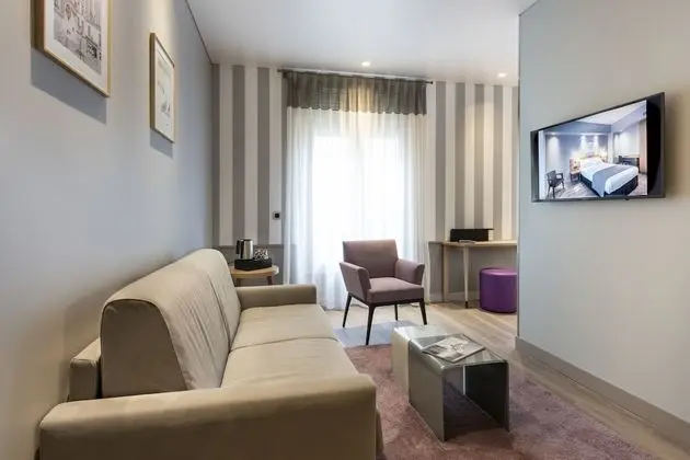 Junior Süit, 1 Büyük (Queen) Boy Yatak ve Çekyat