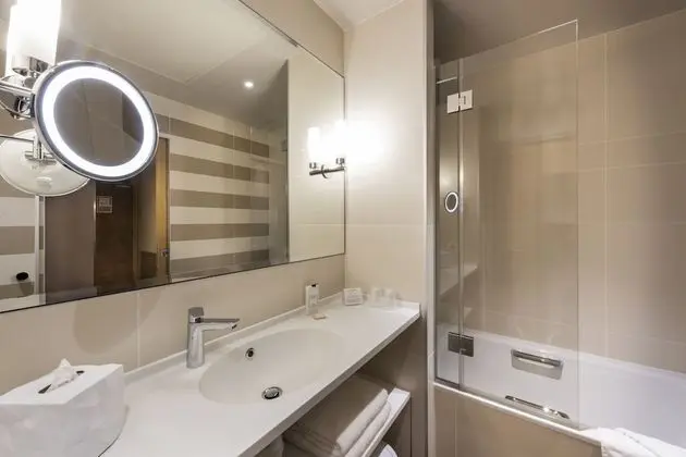 Junior Süit, 1 Büyük (Queen) Boy Yatak ve Çekyat