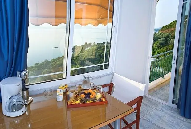 Stüdyo, Deniz Manzaralı (for 3)