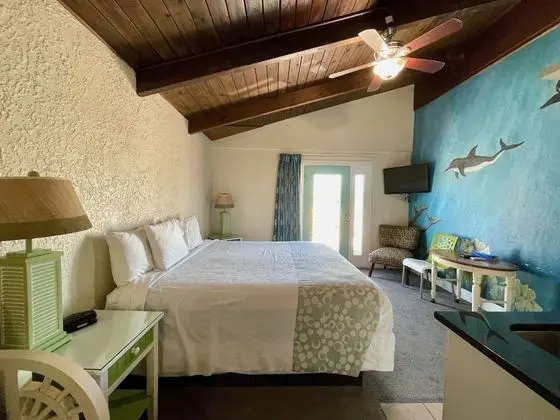 Deluxe Room with King Bed, Limited Ocean View, Balcony and Whirlpool Spa Tub