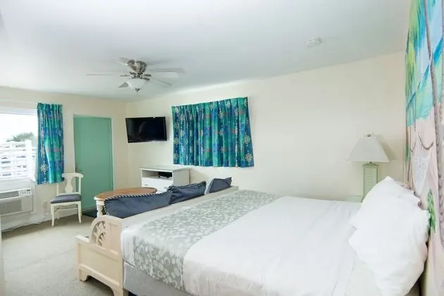 Deluxe Room with King Bed, Limited Ocean View, Balcony and Whirlpool Spa Tub