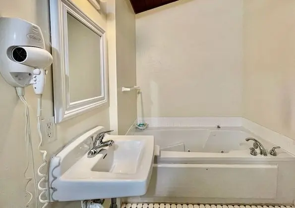 Deluxe Room with King Bed, Limited Ocean View, Balcony and Whirlpool Spa Tub