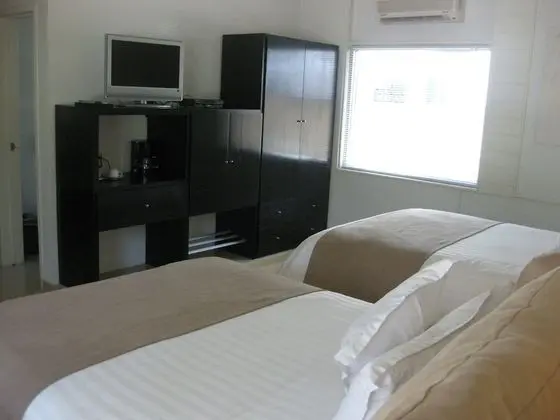 Two Double Beds with Buffet Breakfast, Spa Access and Daily Massage for Couples