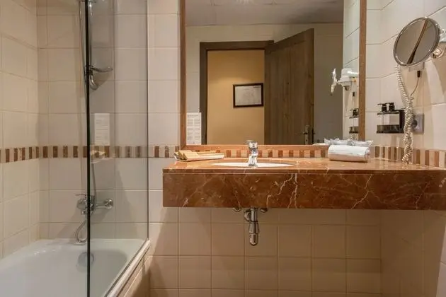 Dört Kişilik Oda (3 Adults + 1 Child)
