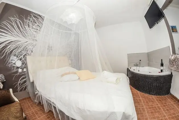 Deluxe Süit, 1 Yatak Odası, Sıcak Su Havuzu, Bahçe Manzaralı