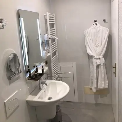 Deluxe Tek Büyük Yataklı Oda, Balkon, Kısmi Deniz Manzaralı