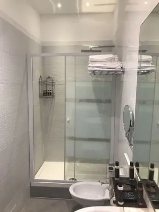 Deluxe Tek Büyük Yataklı Oda, Balkon, Kısmi Deniz Manzaralı