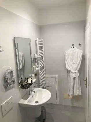 Deluxe Tek Büyük Yataklı Oda, Balkon, Kısmi Deniz Manzaralı