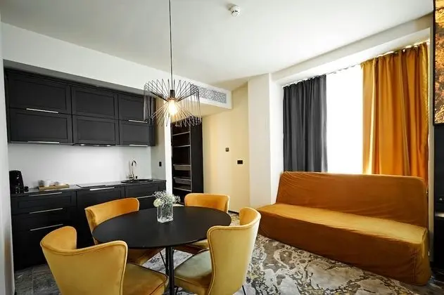 Stüdyo, Avlu Manzaralı