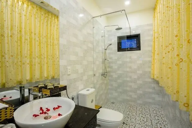 Deluxe Tek Büyük Yataklı Oda, Havuz Manzaralı