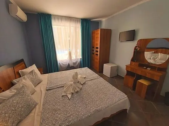 Classic Tek Büyük Yataklı Oda, Balkon, Havuz Manzaralı