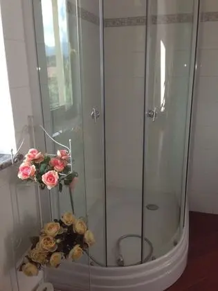 Tek Büyük veya İki Ayrı Yataklı Oda, Ortak Banyo