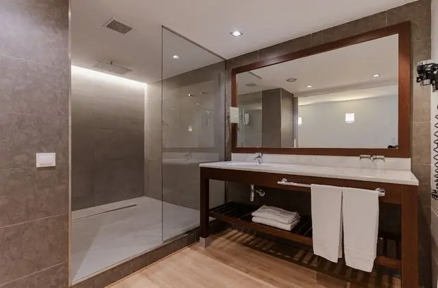 Habitación Triple Estándar Con Terraza (Promo. Spa Access)