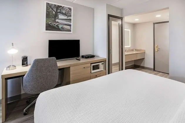 Oda, 1 En Büyük (King) Boy Yatak, Engellilere Uygun (Mobility, Walk-In Shower w/ Grab Bars)