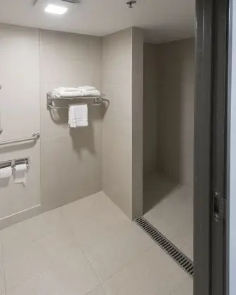 Oda, 1 En Büyük (King) Boy Yatak, Engellilere Uygun (Mobility, Walk-In Shower w/ Grab Bars)