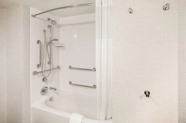 Oda, 1 En Büyük (King) Boy Yatak, Engellilere Uygun, Küvet (Mobility & Hearing)