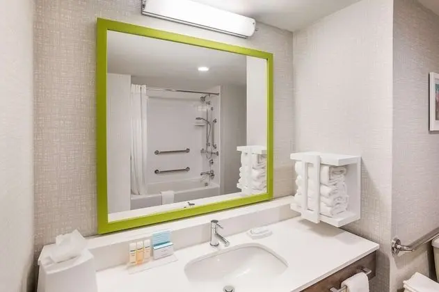 Oda, 1 En Büyük (King) Boy Yatak, Engellilere Uygun, Küvet (Mobility & Hearing)