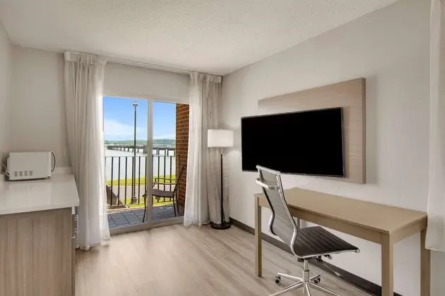 Süit, 1 En Büyük (King) Boy Yatak ve Çekyat, Balkon, Göl Manzaralı (Non Smoking)