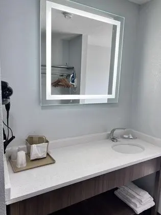 Süit, 1 En Büyük (King) Boy Yatak ve Çekyat, Balkon, Göl Manzaralı (Non Smoking)