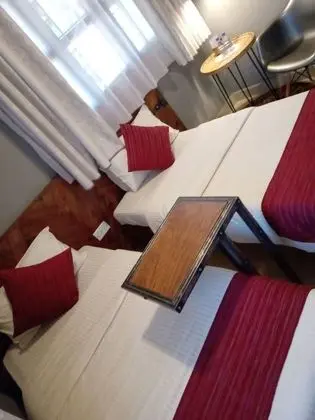 Tek Büyük veya İki Ayrı Yataklı Oda, Avlu Manzaralı (3)