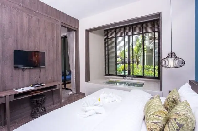 Deluxe Suite Pool Access/ Jacuzzi Room