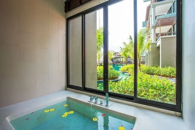 Deluxe Suite Pool Access/ Jacuzzi Room