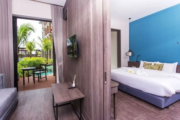 Deluxe Suite Pool Access/ Jacuzzi Room
