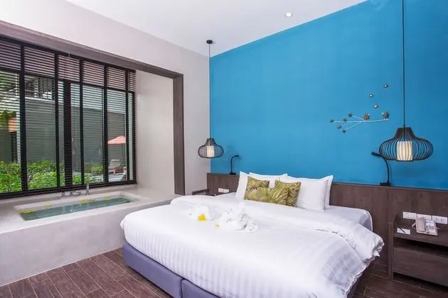 Deluxe Suite Pool Access/ Jacuzzi Room