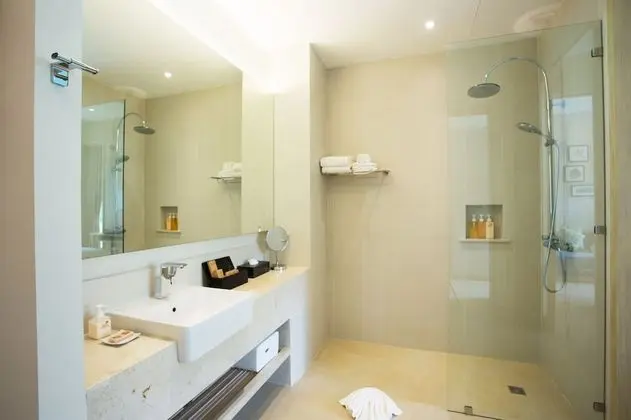 Deluxe Suite Pool Access/ Jacuzzi Room