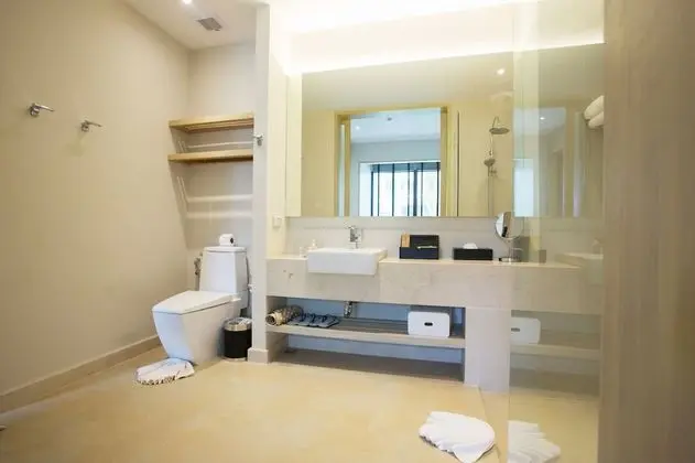 Deluxe Suite Pool Access/ Jacuzzi Room