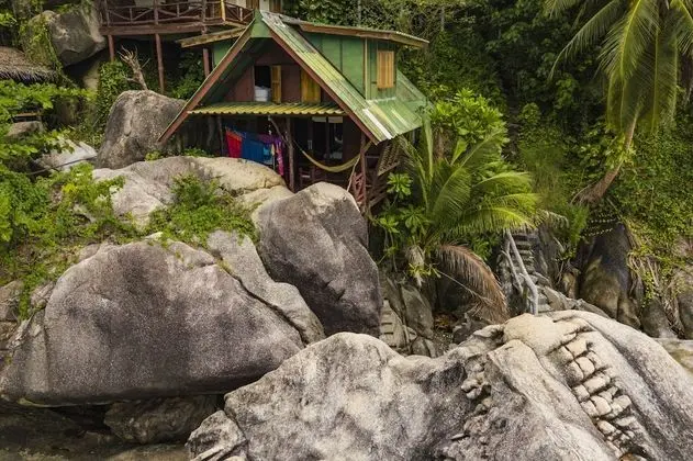 Family Bungalow on the Rocks