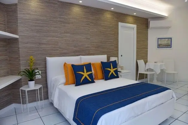 Superior Tek Büyük Yataklı Oda, Balkon, Kısmi Deniz Manzaralı