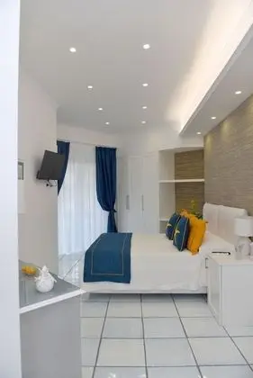Superior Tek Büyük Yataklı Oda, Balkon, Kısmi Deniz Manzaralı