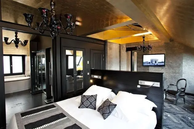 Suite Champs-Elysées (with Sauna and Jacuzzi)