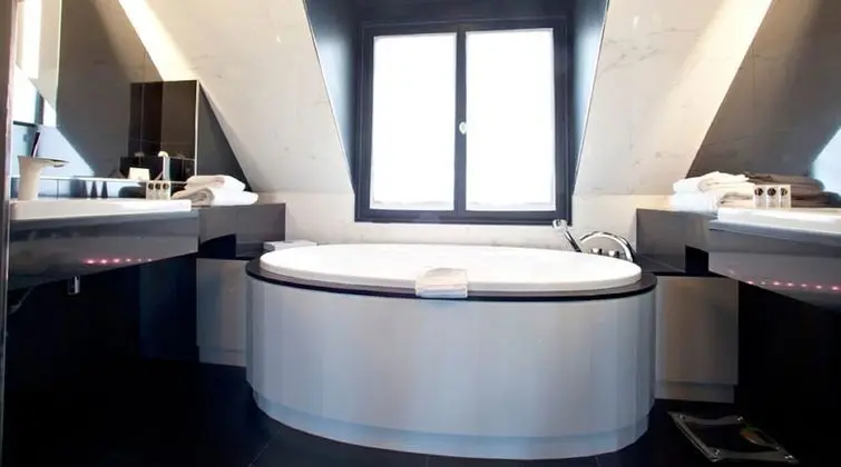 Suite Champs-Elysées (with Sauna and Jacuzzi)