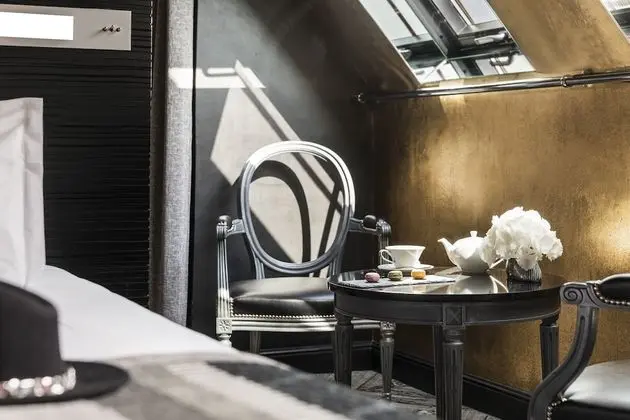 Suite Champs-Elysées (with Sauna and Jacuzzi)