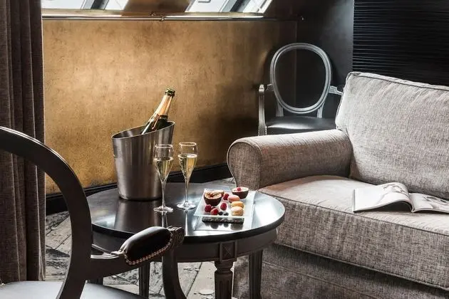 Suite Champs-Elysées (with Sauna and Jacuzzi)