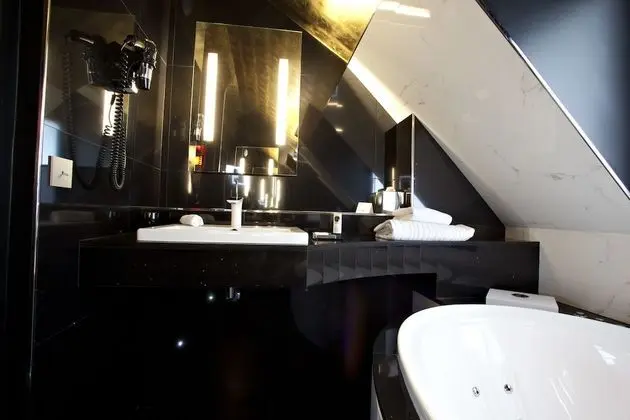 Suite Champs-Elysées (with Sauna and Jacuzzi)