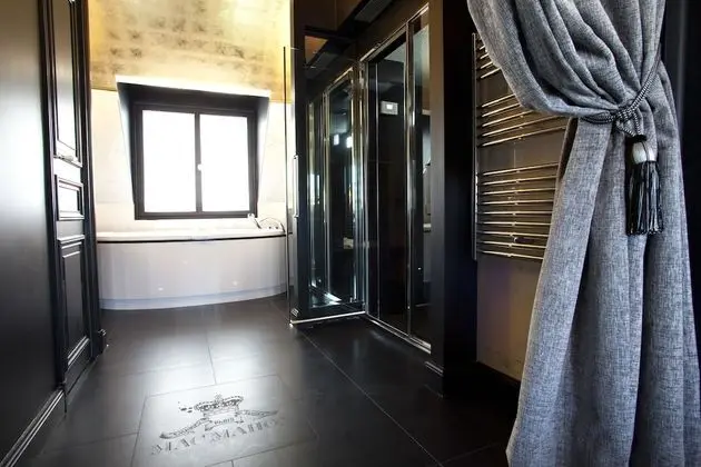 Suite Champs-Elysées (with Sauna and Jacuzzi)