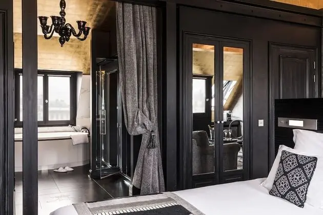 Suite Champs-Elysées (with Sauna and Jacuzzi)