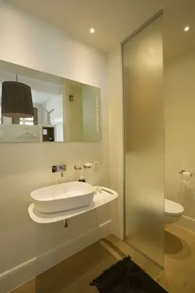 Deluxe Tek Büyük Yataklı Oda (CHAMBRE PARIS groundfloor)