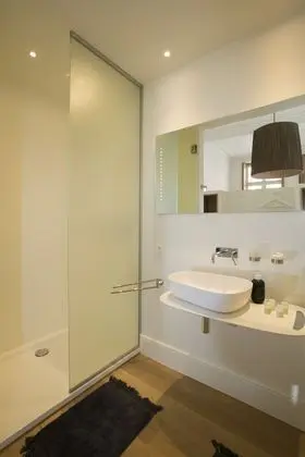 Deluxe Tek Büyük Yataklı Oda (CHAMBRE PARIS groundfloor)