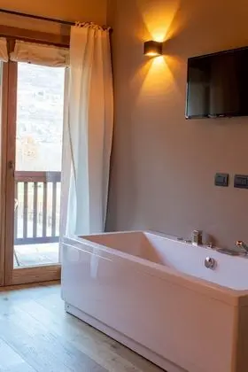 Deluxe Tek Büyük Yataklı Oda, 1 En Büyük (King) Boy Yatak, Sıcak Su Havuzu, Dağ Manzaralı