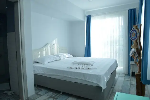 Havuz ve Bahçe Manzaralı Oda