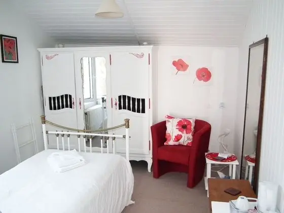 Tek Kişilik Oda, 1 Tek Kişilik Yatak, Ortak Banyo (Poppy)