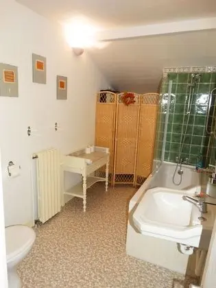 Tek Kişilik Oda, 1 Tek Kişilik Yatak, Ortak Banyo (Poppy)