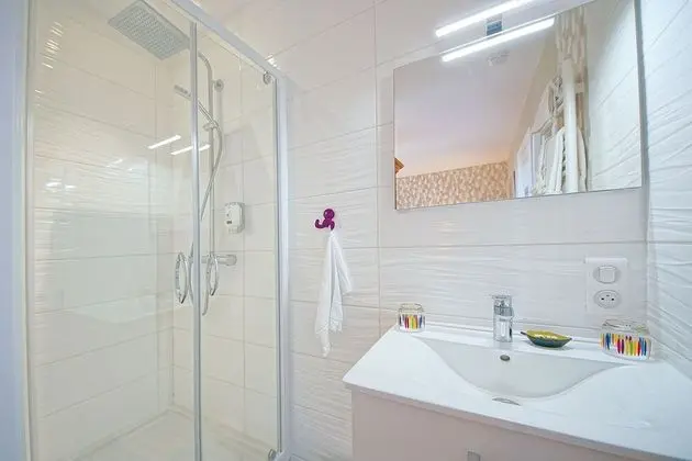 Comfort Tek Büyük Yataklı Oda, Özel Banyo, Bahçe Manzaralı (Plume )
